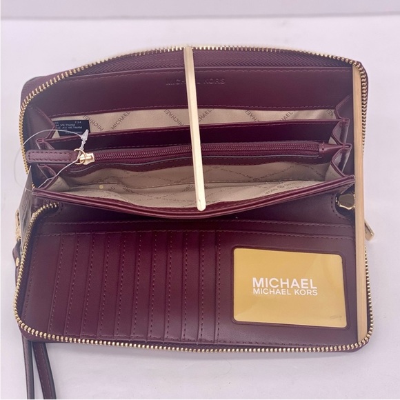 Michael Kors Jet Set
Travel Large Signature
Logo and Metallic Continental Wallet - Picture 5 of 11